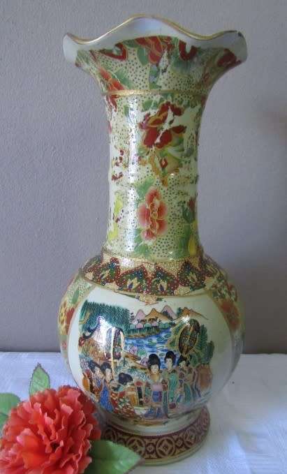 A beautiful large (30cm) gold gilt Japanese porcelain vase with hand painted Geisha scenes.
