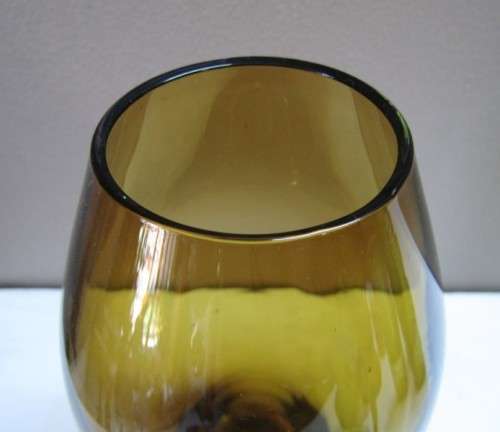 A stunning, eye catching amber coloured glass vase!! Beautiful on display!!