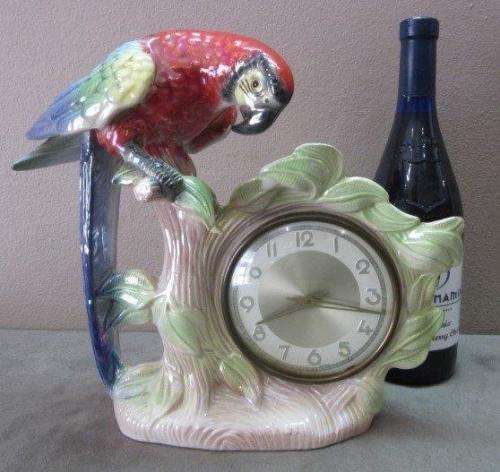 A gorgeous, colourful Jema Holland Parrot wind up clock. Beautiful to brighten up a room.
