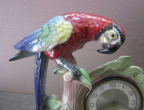 A gorgeous, colourful Jema Holland Parrot wind up clock. Beautiful to brighten up a room.