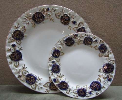 A beautiful Chelsea Royal fine china 24pc dinner set in the Odyssey pattern w/ blue & gold! Stunning