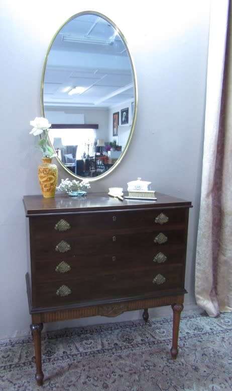 A fantastic large oval solid brass wall mirror (62cm x 100cm) can be hung both ways.