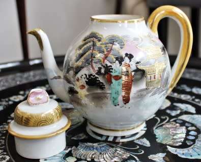 A stunning oriental porcelain tea set of four trio's including a tea pot, milk jug & sugar pot!