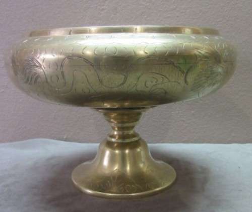 A gorgeous vintage solid brass centre table fruit bowl. Beautiful on display or for use.