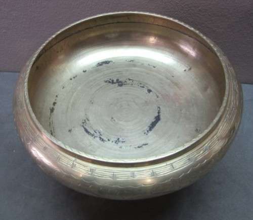 A gorgeous vintage solid brass centre table fruit bowl. Beautiful on display or for use.