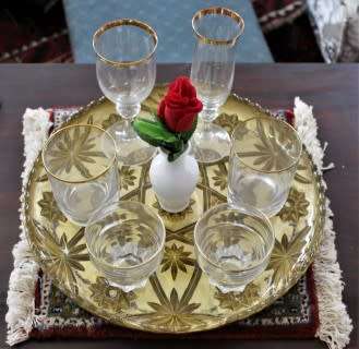 An eye-catching, round gold-coloured glass tray, with a beautiful pattern. Perfect on display!
