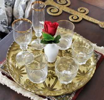 An eye-catching, round gold-coloured glass tray, with a beautiful pattern. Perfect on display!