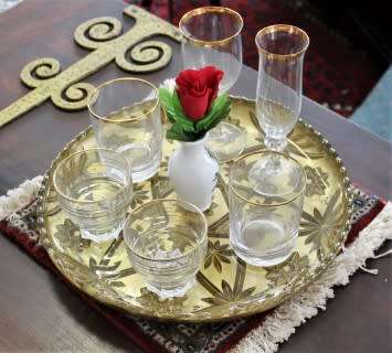 An eye-catching, round gold-coloured glass tray, with a beautiful pattern. Perfect on display!
