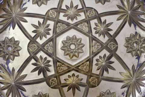 An eye-catching, round gold-coloured glass tray, with a beautiful pattern. Perfect on display!
