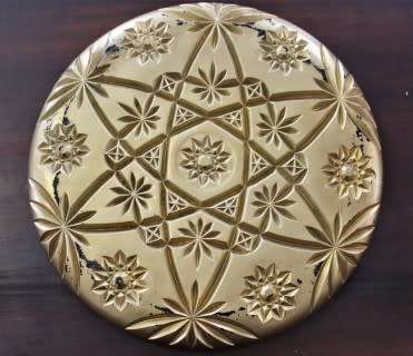 An eye-catching, round gold-coloured glass tray, with a beautiful pattern. Perfect on display!