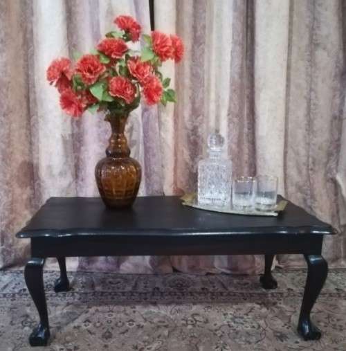 A gorgeous vintage scalloped edge ball and claw multi purpose coffee/ side table. Stunning!!