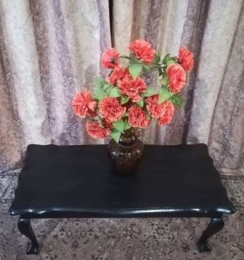 A gorgeous vintage scalloped edge ball and claw multi purpose coffee/ side table. Stunning!!