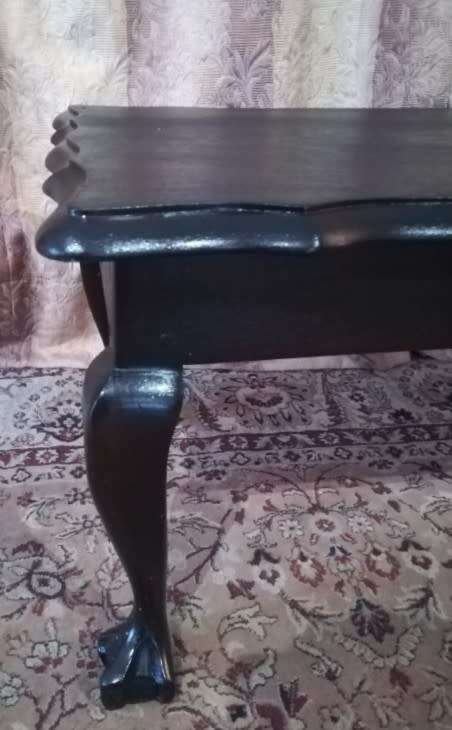 A gorgeous vintage scalloped edge ball and claw multi purpose coffee/ side table. Stunning!!