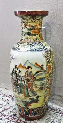 A stunning Japanese Geisha styled porcelain vase (60,5 cm high) with gorgeous detailed scenes!