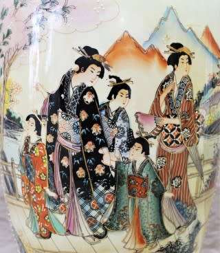 A stunning Japanese Geisha styled porcelain vase (60,5 cm high) with gorgeous detailed scenes!