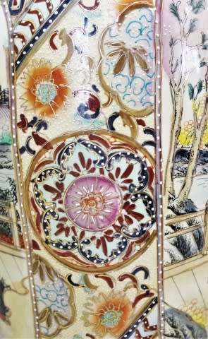 A stunning Japanese Geisha styled porcelain vase (60,5 cm high) with gorgeous detailed scenes!