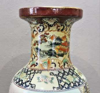 A stunning Japanese Geisha styled porcelain vase (60,5 cm high) with gorgeous detailed scenes!