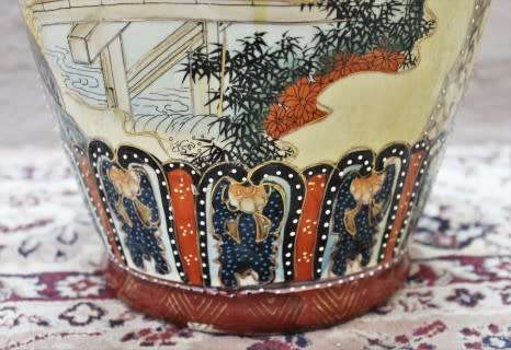 A stunning Japanese Geisha styled porcelain vase (60,5 cm high) with gorgeous detailed scenes!