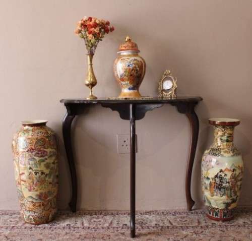 A stylish vintage Imbuia scalloped edge half moon display/ occasional table.