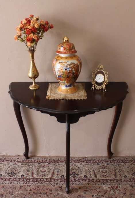 A stylish vintage Imbuia scalloped edge half moon display/ occasional table.