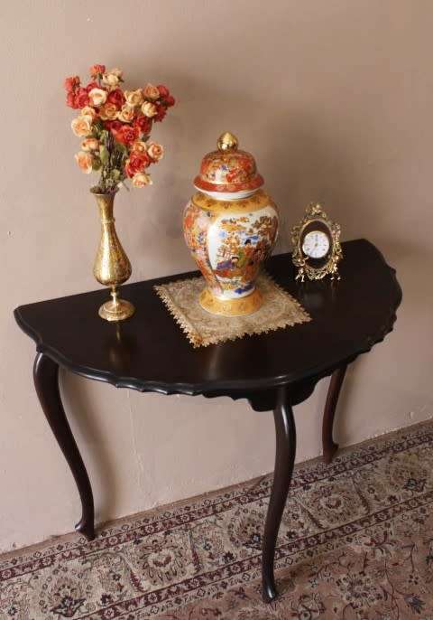 A stylish vintage Imbuia scalloped edge half moon display/ occasional table.