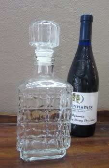 A stunning glass decanter, superb on a drinks tray!!!