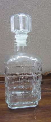 A stunning glass decanter, superb on a drinks tray!!!