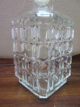 A stunning glass decanter, superb on a drinks tray!!!