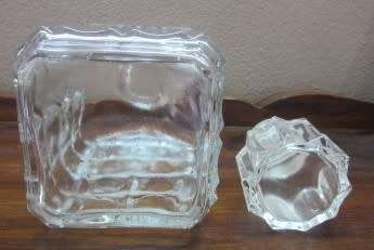 A stunning glass decanter, superb on a drinks tray!!!