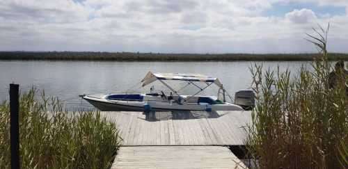 A fabulous Aqua Scape boat with Mariner 115 HP outboard motor & trailer. Running perfectly! In Jhb!