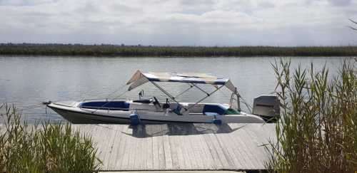 A fabulous Aqua Scape boat with Mariner 115 HP outboard motor & trailer. Running perfectly! In Jhb!