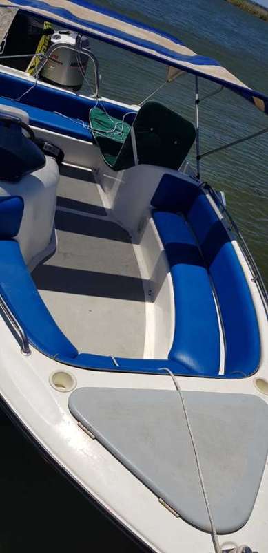 A fabulous Aqua Scape boat with Mariner 115 HP outboard motor & trailer. Running perfectly! In Jhb!