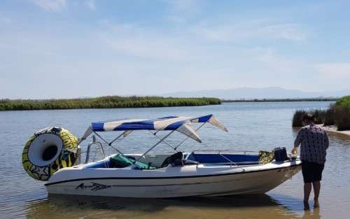 A fabulous Aqua Scape boat with Mariner 115 HP outboard motor & trailer. Running perfectly! In Jhb!