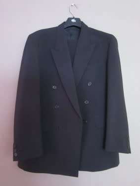 A good quality gent' s black Enzo Munari suit XL suit in good condition