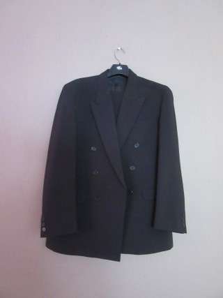 A good quality gent' s black Enzo Munari suit XL suit in good condition