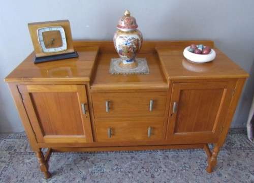 A fabulous vintage Oak buffet/ side server with classic lines, two drawers and side cupboards!!