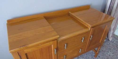 A fabulous vintage Oak buffet/ side server with classic lines, two drawers and side cupboards!!