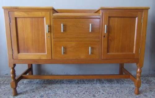 A fabulous vintage Oak buffet/ side server with classic lines, two drawers and side cupboards!!