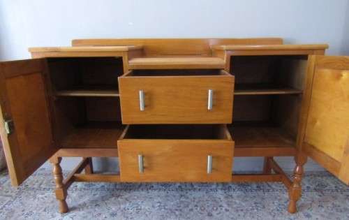 A fabulous vintage Oak buffet/ side server with classic lines, two drawers and side cupboards!!