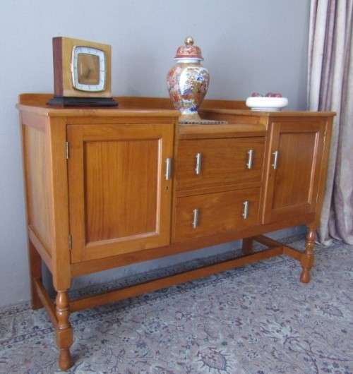 A fabulous vintage Oak buffet/ side server with classic lines, two drawers and side cupboards!!