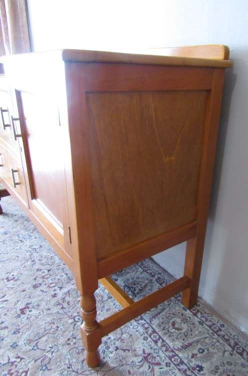 A fabulous vintage Oak buffet/ side server with classic lines, two drawers and side cupboards!!