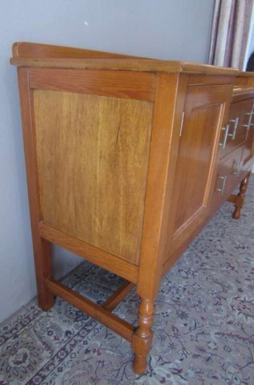 A fabulous vintage Oak buffet/ side server with classic lines, two drawers and side cupboards!!