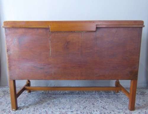 A fabulous vintage Oak buffet/ side server with classic lines, two drawers and side cupboards!!