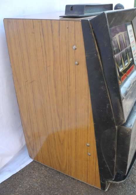 An awesome table top one arm bandit slot machine for restoration, stunning showpiece!