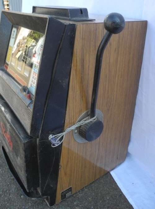 An awesome table top one arm bandit slot machine for restoration, stunning showpiece!
