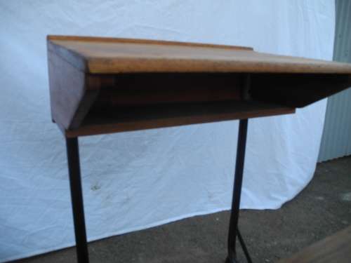 A wonderful vintage old school single desk. Great to redo to match decor!!