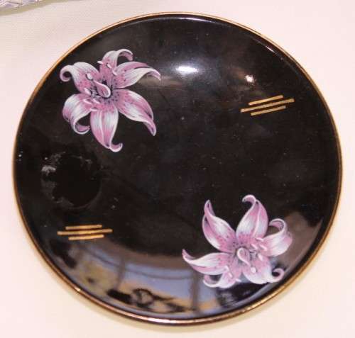 A beautiful collection of 6 plates of different shapes, sizes and designs. perfect wall display!