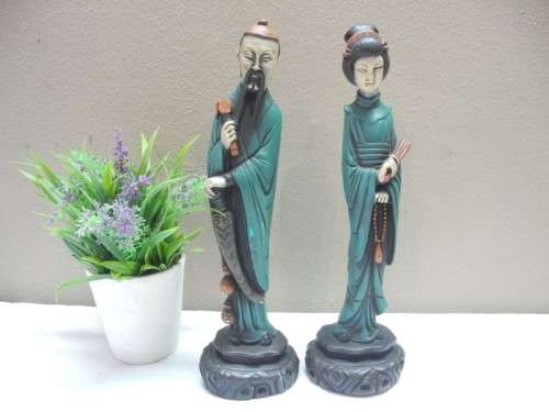 A charming collection of 6 various Oriental figurines made of ceramic, porcelain.