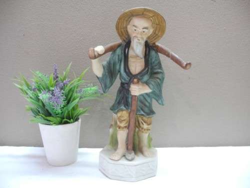 A charming collection of 6 various Oriental figurines made of ceramic, porcelain.