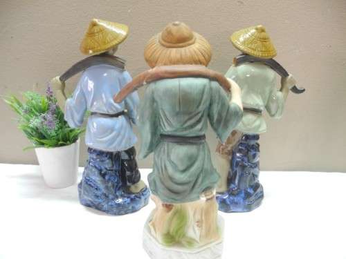 A charming collection of 6 various Oriental figurines made of ceramic, porcelain.